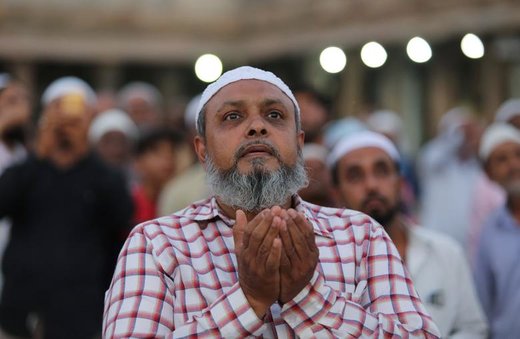  نمازه خواندن یک مرد مسلمان در ماه رمضان در مسجدی واقع در شهر  احمدآباد هندوستان