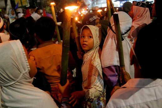  حمل مشعل توسط دختران مسلمان برای شرکت در یک مسابقه در شهر جاکارتا اندونزی