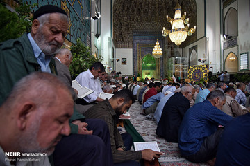 جزء خوانی قرآن کریم در حرم مطهر رضوی(ع)