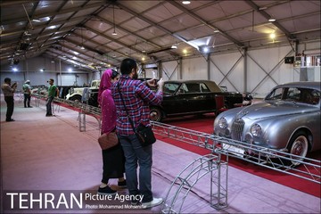 نمایشگاه خودروهای کلاسیک در برج میلاد