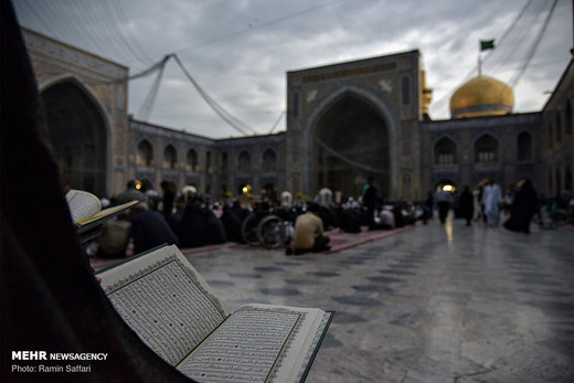 جزء خوانی قرآن کریم در حرم مطهر رضوی(ع)