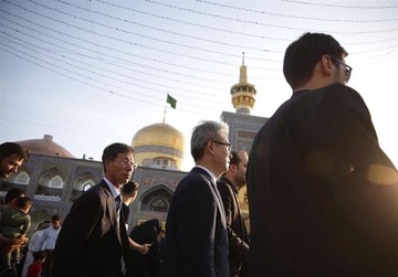 حضور سفیر کره جنوبی در حرم امام رضا (ع)