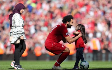 محمد صلاح با خانواده‌اش در استادیوم آنفیلد