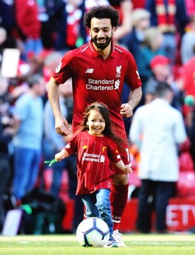 محمد صلاح با خانواده‌اش در استادیوم آنفیلد