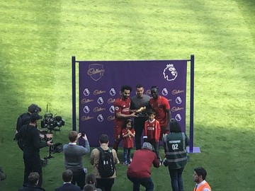 محمد صلاح با خانواده‌اش در استادیوم آنفیلد