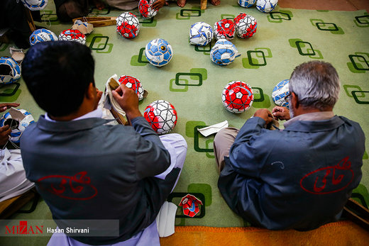 کارگاه ساخت توپ فوتبال در زندان زاهدان