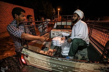توزیع وعده‌های افطار و سحر در منطقه سیل‌زده بامدژ