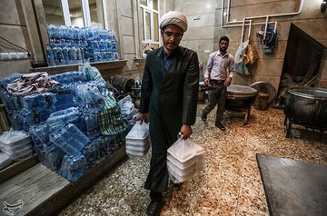 توزیع وعده‌های افطار و سحر در منطقه سیل‌زده بامدژ