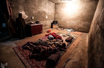 توزیع وعده‌های افطار و سحر در منطقه سیل‌زده بامدژ