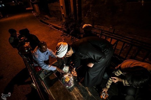 توزیع وعده‌های افطار و سحر در منطقه سیل‌زده بامدژ