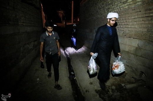 توزیع وعده‌های افطار و سحر در منطقه سیل‌زده بامدژ