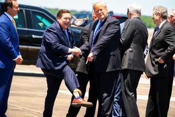 تصاویر | صورت ترامپ روی جوراب فرماندار ایالت لوئیزیانا