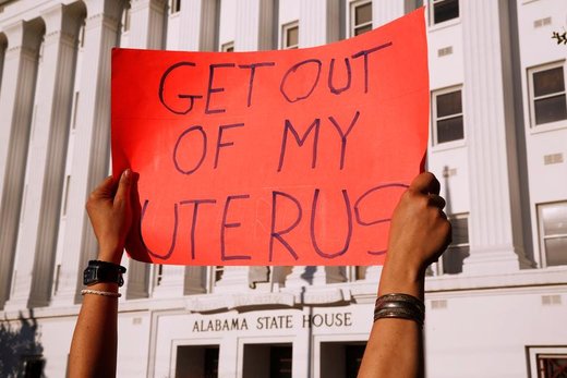 مخالفان طرح تصویب ممنوعیت سقط جنین در مقابل مجلس سنای ایالت آلاباما. سنای ایالتی آلاباما آمریکا طرحی را تصویب کرده که شامل سختگیرانه‌ترین شرایط برای سقط جنین است، این طرح که جهت امضا برای فرماندار ایالتی ارسال شده، تقریبا به منزله ممنوعیت کامل سقط جنین مگر در موارد استثنایی است و برای پزشکانی که این قانون را نقض کنند، مجازات‌های سنگین تا ۹۹ سال حبس را پیش‌بینی کرده است