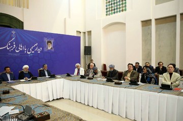 دیدار صمیمی رئیس‌جمهور با جمعی از اصحاب فرهنگ و هنر