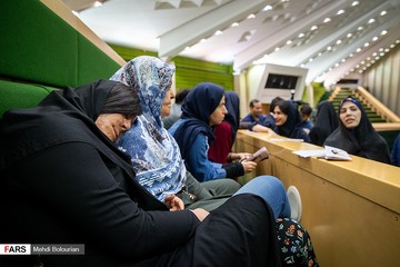 حضور قربانیان اسید پاشی در جلسه علنی مجلس