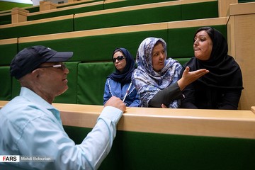 حضور قربانیان اسید پاشی در جلسه علنی مجلس