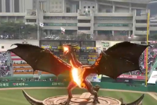 فیلم | پرواز اژدهای آتش‌خوار هواداران بیس‌بال را میخکوب کرد