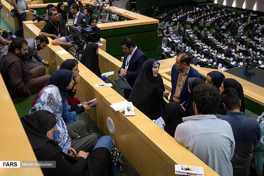 حضور قربانیان اسید پاشی در جلسه علنی مجلس