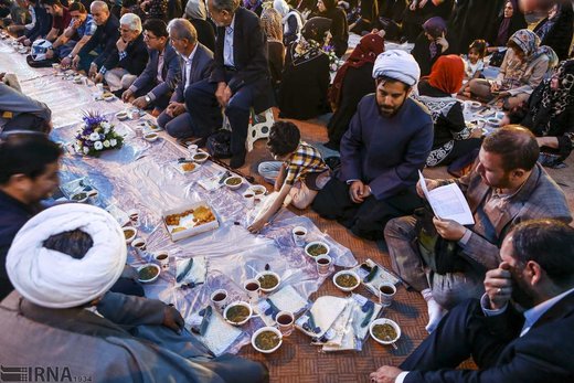 افطاری در میدان فرهنگ منطقه یوسف‌آباد تهران