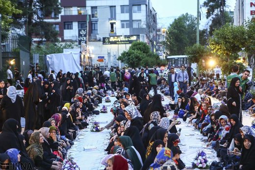 افطاری در میدان فرهنگ منطقه یوسف‌آباد تهران