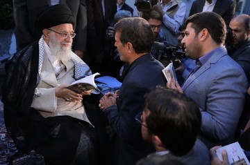 دیدار جمعی از شاعران و استادان زبان و ادب پارسی با رهبر معظم انقلاب اسلامی