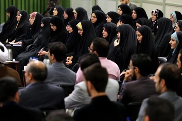 دیدار جمعی از شاعران و استادان زبان و ادب پارسی با رهبر معظم انقلاب اسلامی