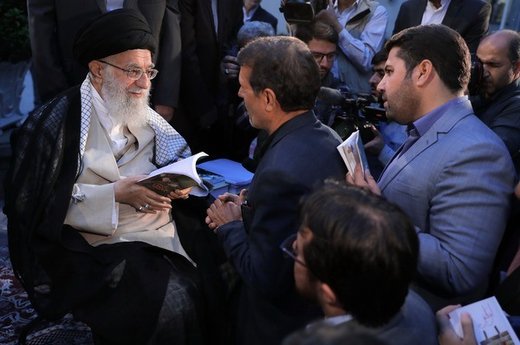 دیدار جمعی از شاعران و استادان زبان و ادب پارسی با رهبر معظم انقلاب اسلامی
