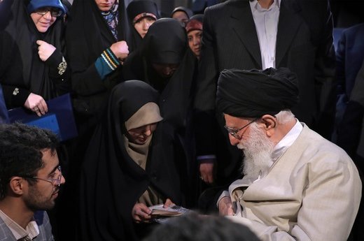 دیدار جمعی از شاعران و استادان زبان و ادب پارسی با رهبر معظم انقلاب اسلامی