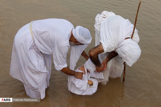 مراسم تعمید مَنْدائیان در ساحل کارون