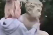 فیلم | تخریب مجسمه ۲۰۰ ساله برای جمع کردن لایک در اینستاگرام!