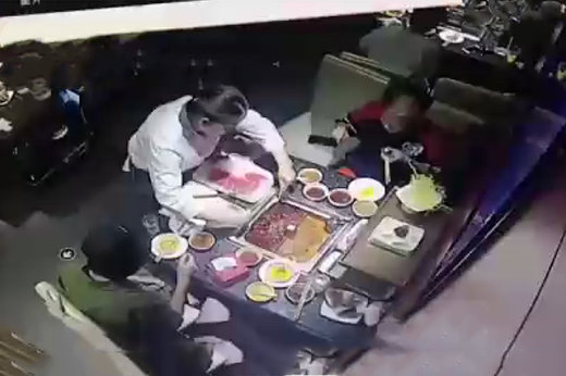 فیلم | انفجار ظرف سوپ در صورت گارسون رستوران