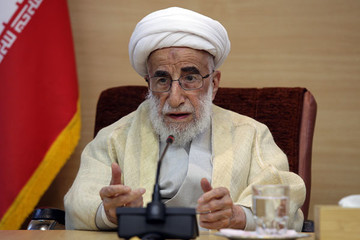 واکنش آیت‌الله جنتی به تهدیدات آمریکا درباره جنگ نظامی با ایران