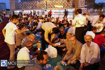 افطار ساده در میدان امام حسین (ع) تهران