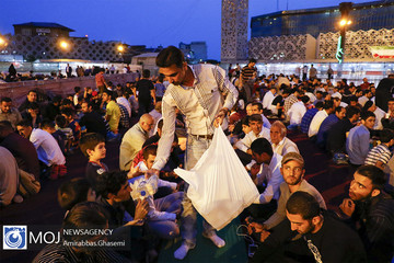 افطار ساده در میدان امام حسین (ع) تهران