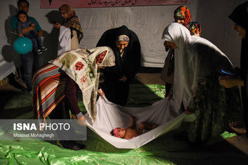 آیین سنتی گل غلتان نوزادان در سمنان