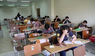 برگزاری امتحان درسی از ترس کرونا در زمین فوتبال/عکس
