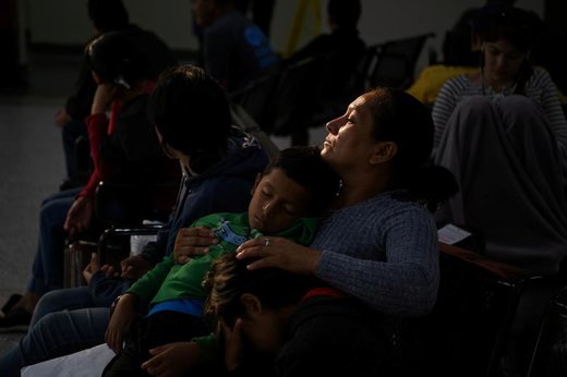 سونیا، پناهجویی از هندوراس، در انتظار خوابیدن دوقلوهای شش ساله خود در شهر مک آلن تگزاس است