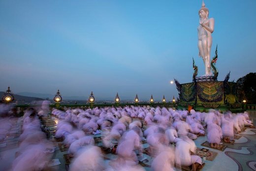 دعا و نیایش بودایی‌ها در بزرگداشت سالگرد تولد بودا، بنیانگذار بودیسم، در کلیسایی در استان چونبوری تایلند