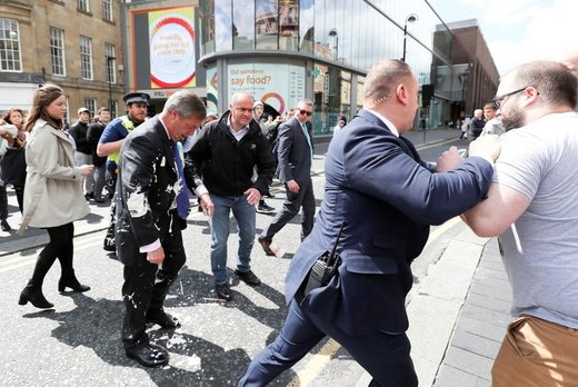 مردم در جریان سفر نایجل فراژ به شهر نیوکاسل انگلستان با ریختن شیر موز بر روی لباسش، از او استقبال کردند