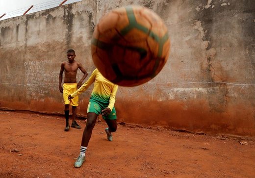 دختر 17ساله، که جزو اولین دخترانی است که در آکادمی آموزش فوتبال حرفه‌ای را می‌بینید. او در مقابل خانه‌شان در شهر یائونده کامرون با دوستانش فوتبال بازی می‌کند