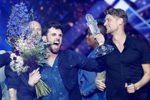 واکنش نشان دادن دانکن لورنس، خواننده هلندی، که در مسابقه آواز یوروویژن ۲۰۱۹ در تل‌آویو به مقام نخست دست یافت