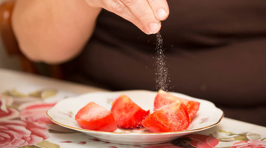 بیماران قلبی و عروقی در طول روز چند گرم نمک بخورند؟