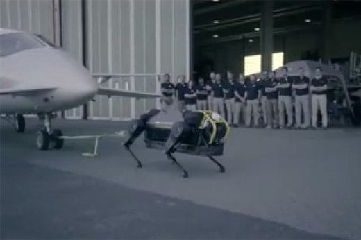 فیلم | سگ ربات ۱۲۷ کیلویی، هواپیمای ۳ تنی را کشید