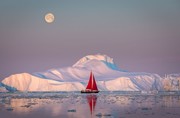 عکس | قایق بادبانی در برابر کوه یخ در عکس روز نشنال جئوگرافیک