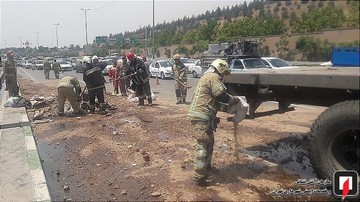 تصادف تریلی کمر شکن با کامیون حمل روغن در بزرگراه شهید یاسینی