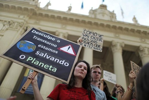 راهپیمایی در اعتراض به تغییرات آب و هوایی در شهر ریو دو ژانیرو برزیل