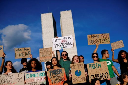 راهپیمایی در اعتراض به تغییرات آب و هوایی در شهر برازیلیا برزیل