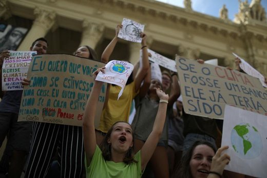 راهپیمایی در اعتراض به تغییرات آب و هوایی در شهر ریو دو ژانیرو برزیل