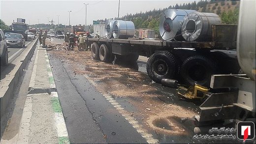 تصادف تریلی کمر شکن با کامیون حمل روغن در بزرگراه شهید یاسینی