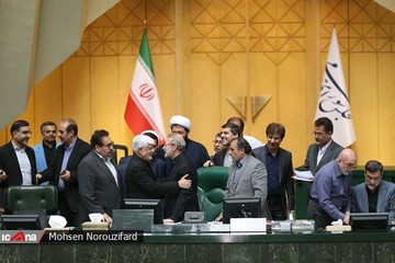 عکسی از واکنش عارف به تمدید ریاست لاریجانی بر مجلس